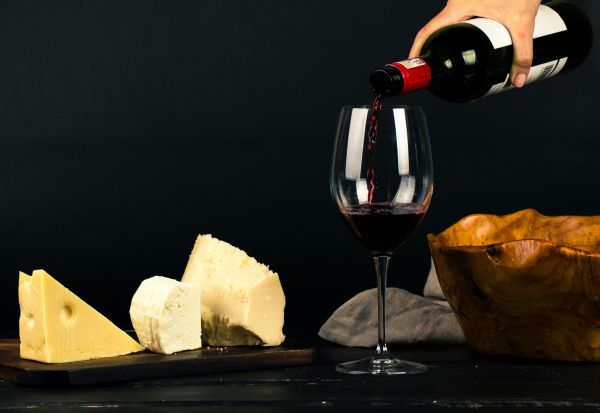 Vin d'apéro : les meilleurs accords pour une soirée réussie